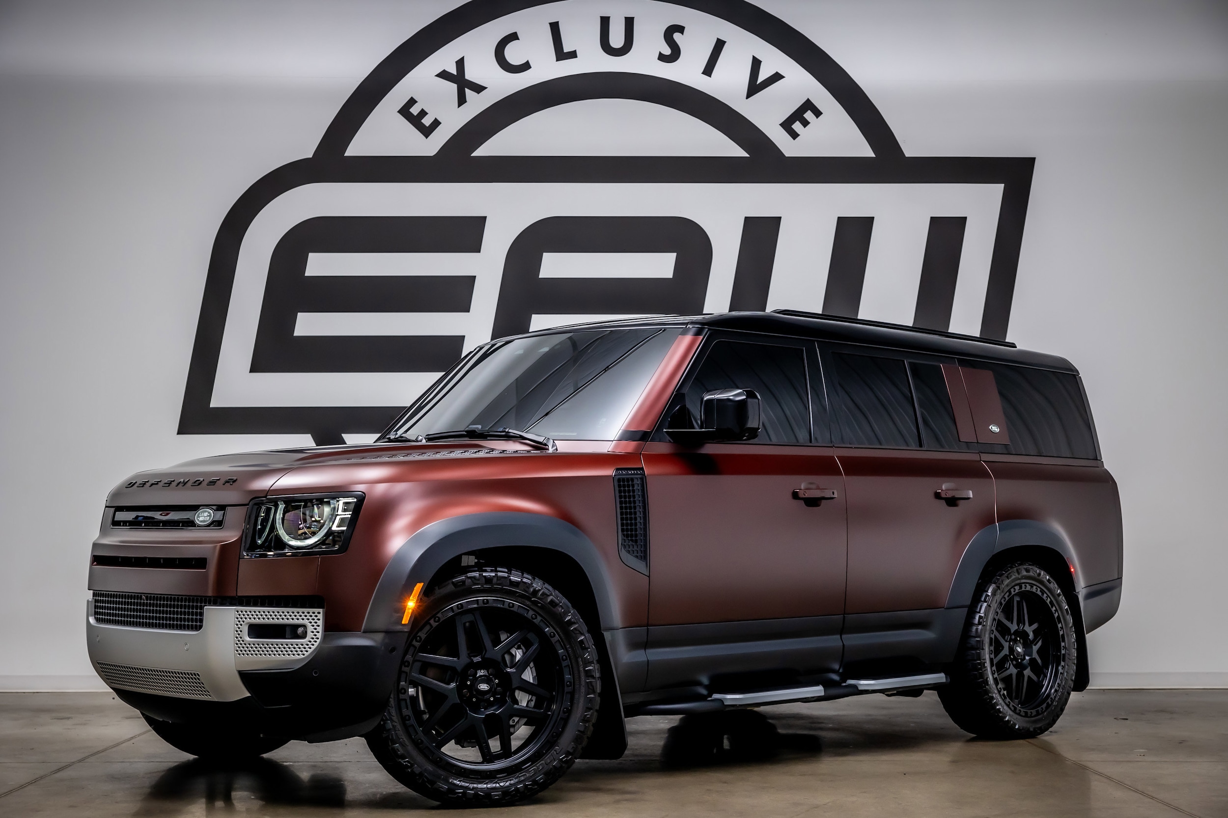 2023 Land Rover Defender SE's photo