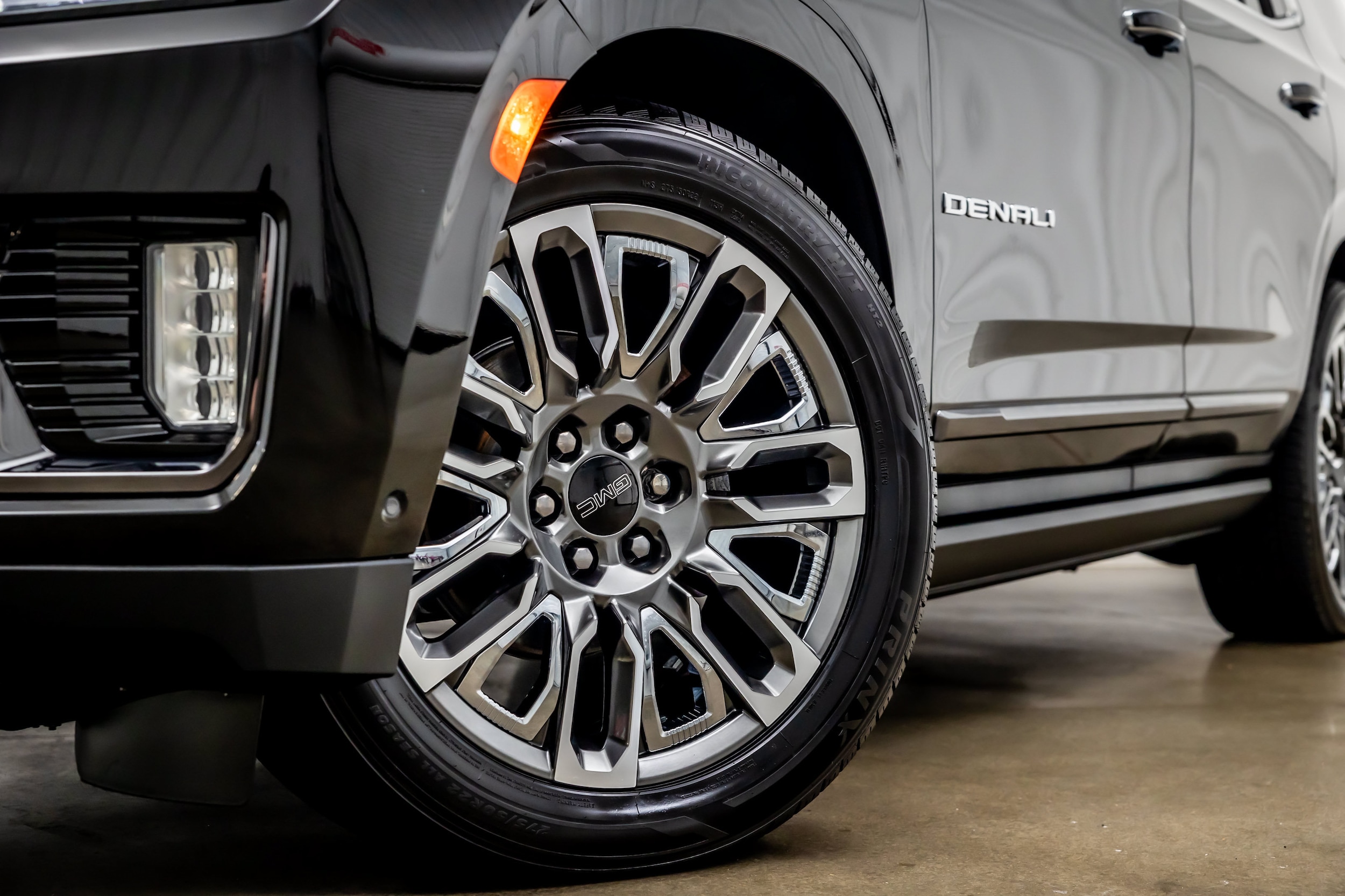 2024 GMC Yukon Denali Ultimate - Photo 23