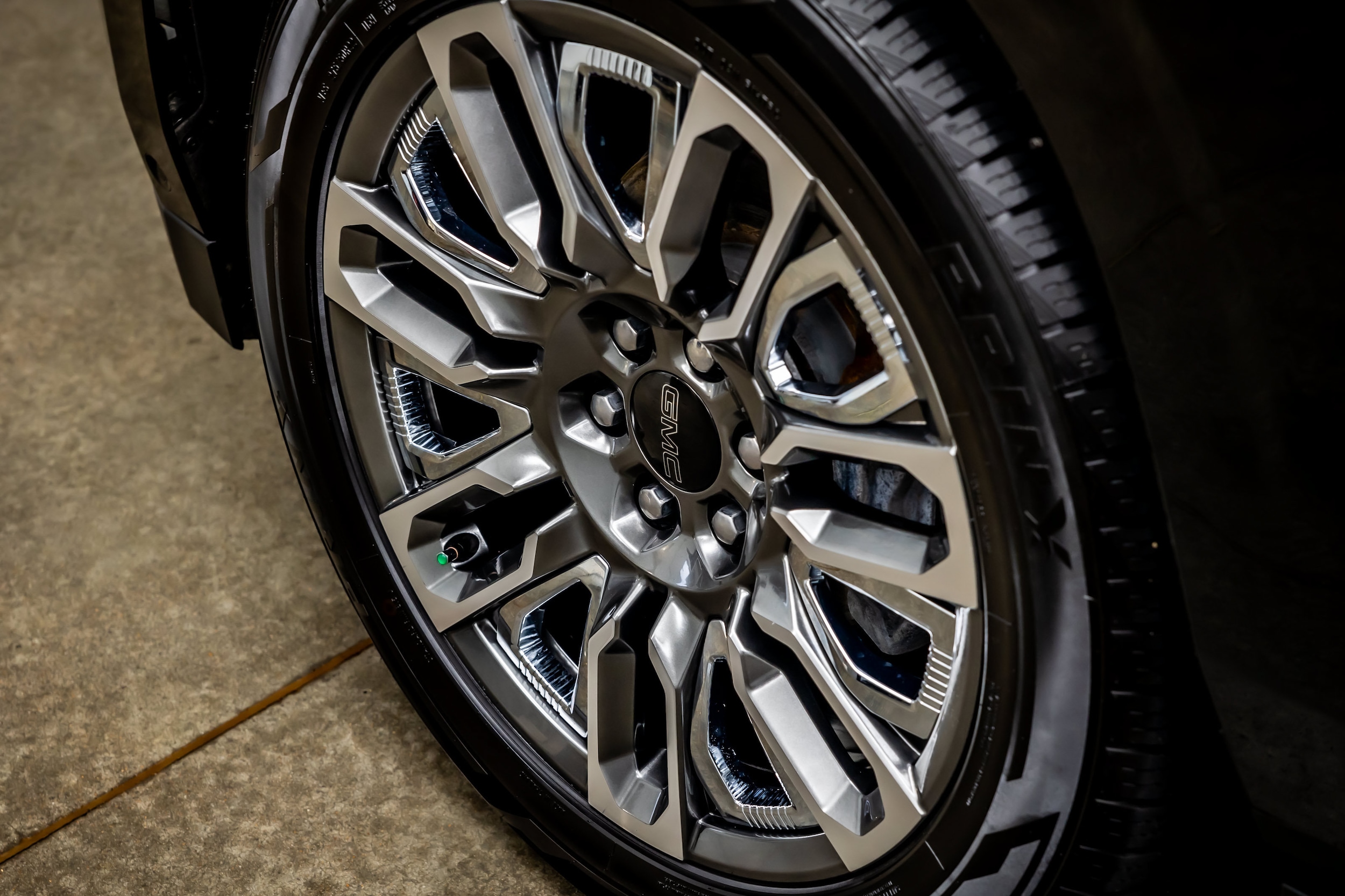 2024 GMC Yukon Denali Ultimate - Photo 17