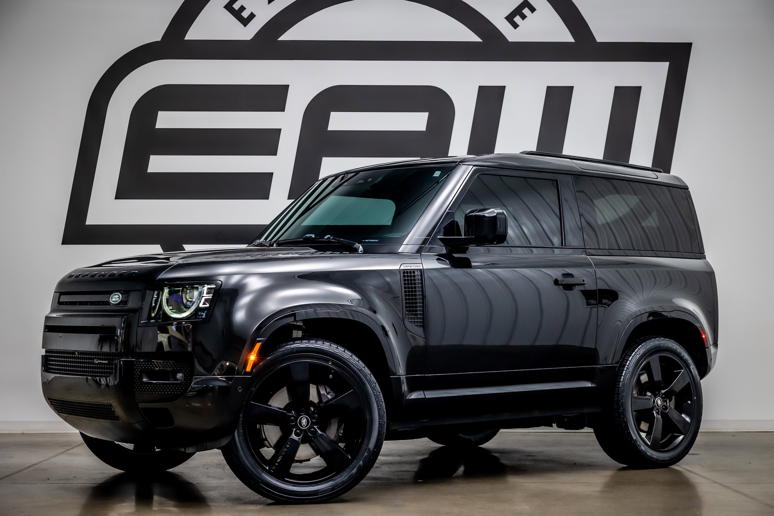 2023 Land Rover Defender X-Dynamic SE's photo