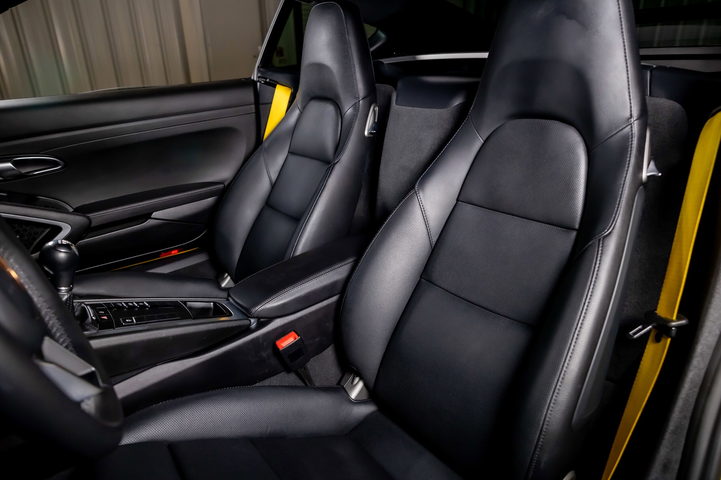 2024 Porsche Cayman photo 4