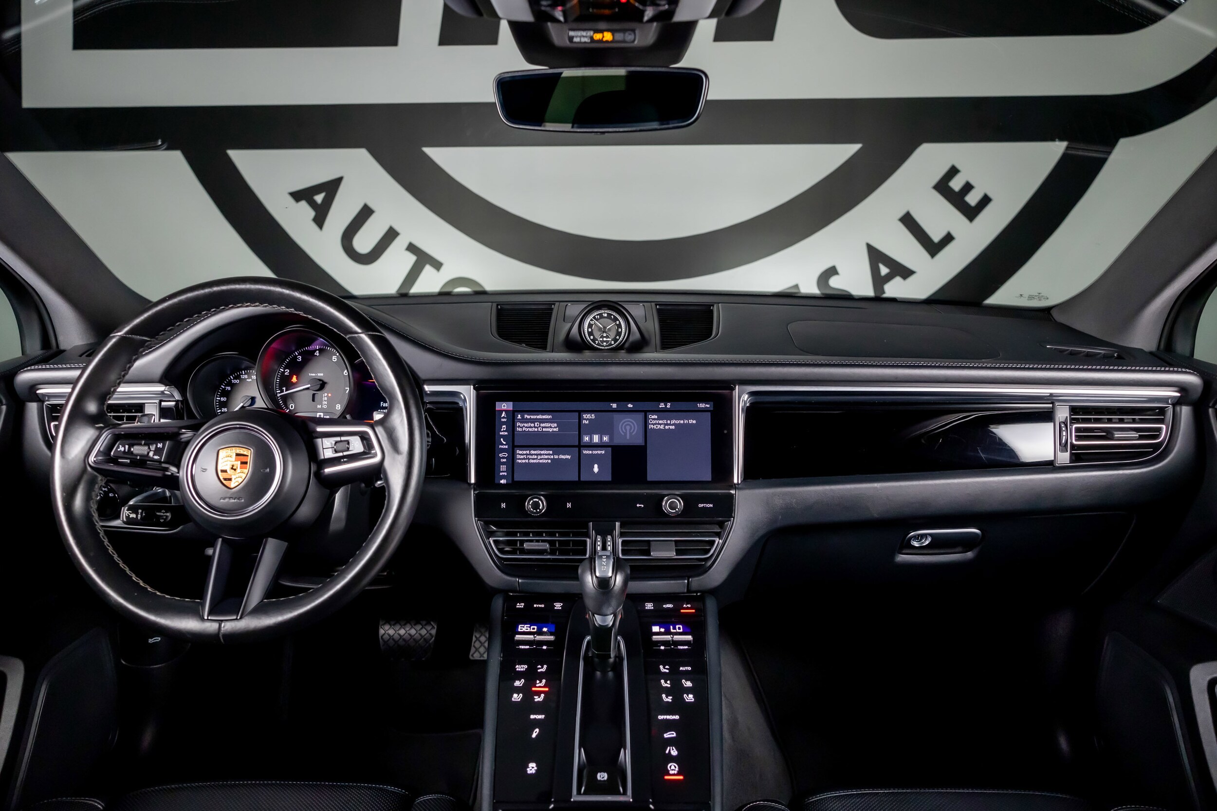 2023 Porsche Macan Base photo 2