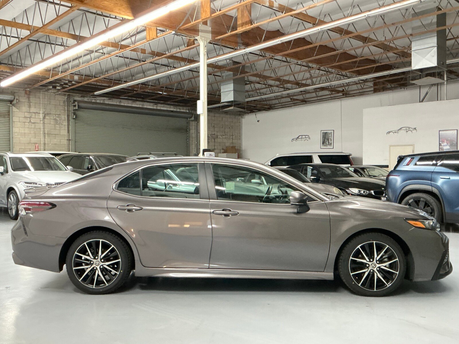 2023 Toyota Camry Hybrid SE photo 4