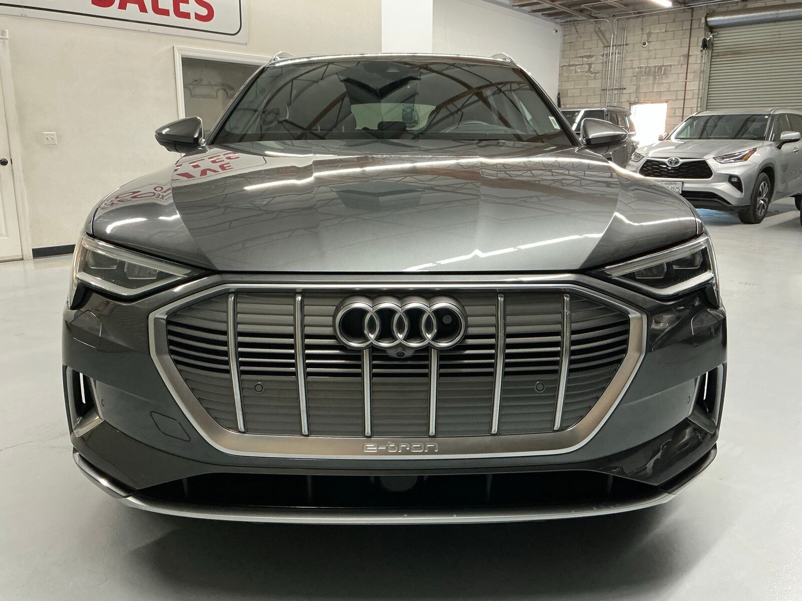 2019 Audi e-tron Premium Plus photo 2