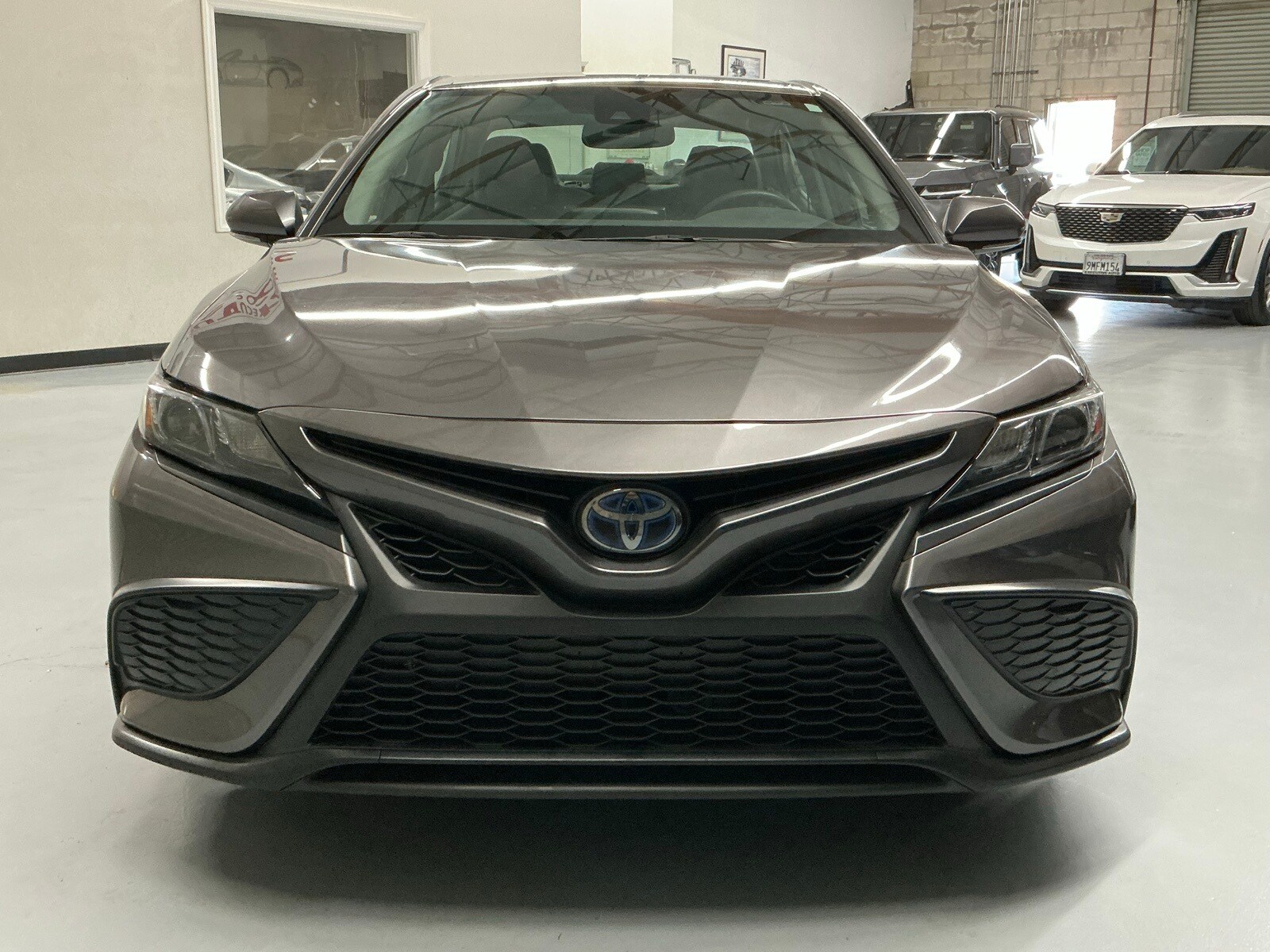 2023 Toyota Camry Hybrid SE photo 2