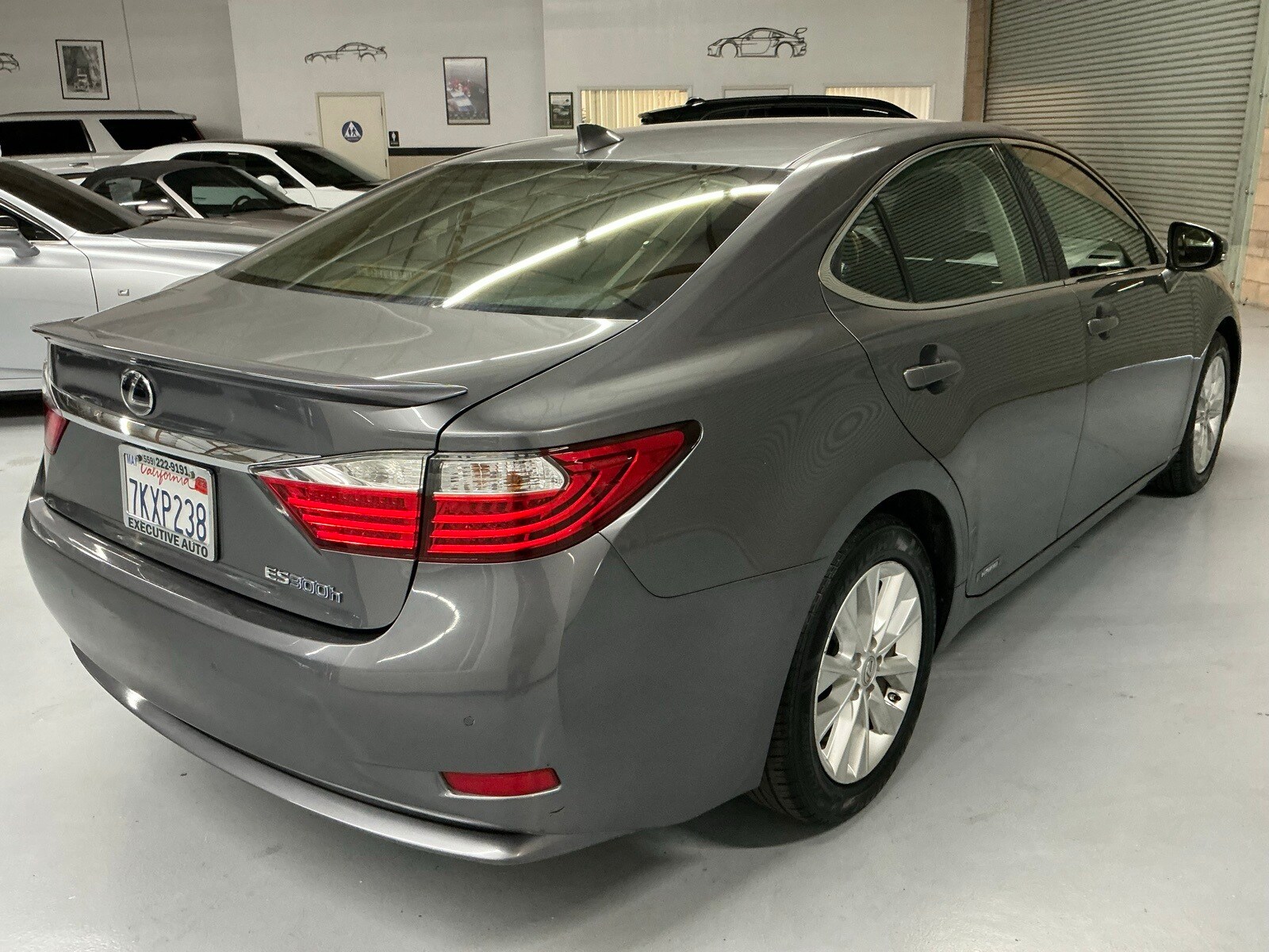 2015 Lexus ES 300h photo 3