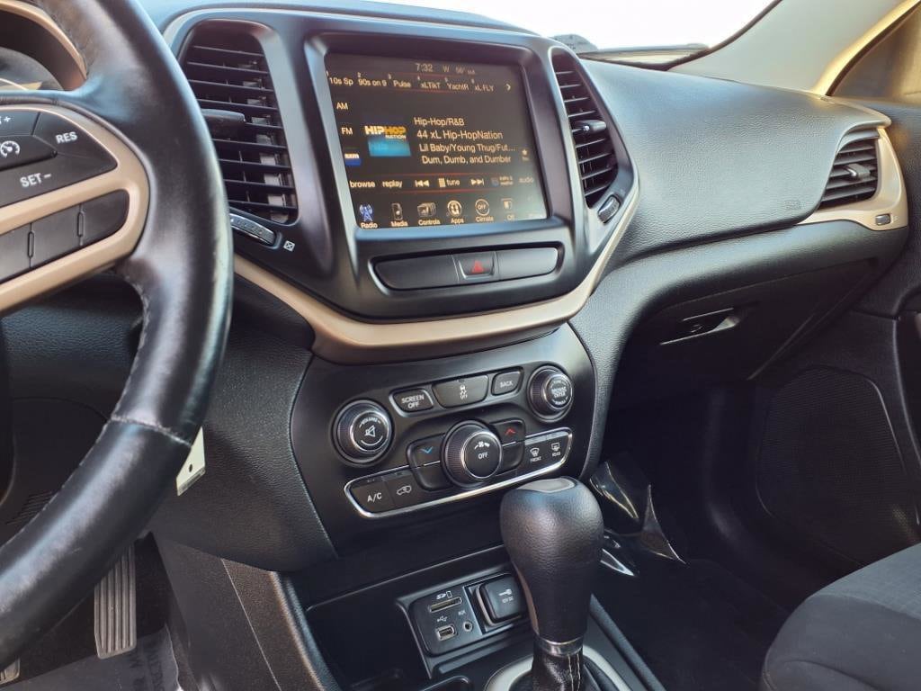 Used 2017 Jeep Cherokee Latitude FWD SUV