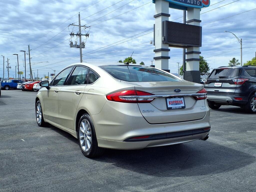 2017 Ford Fusion SE - Photo 9