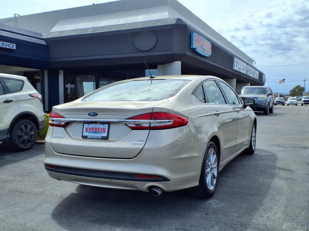 2017 Ford Fusion SE - Photo 2