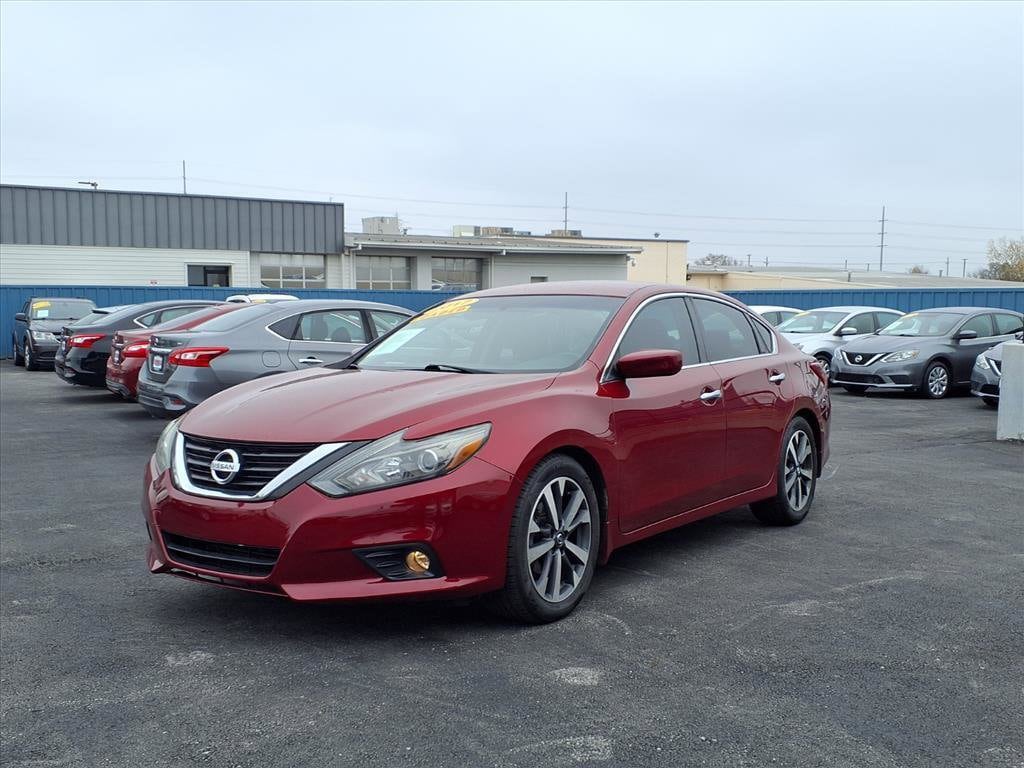 2017 Nissan Altima SR's photo