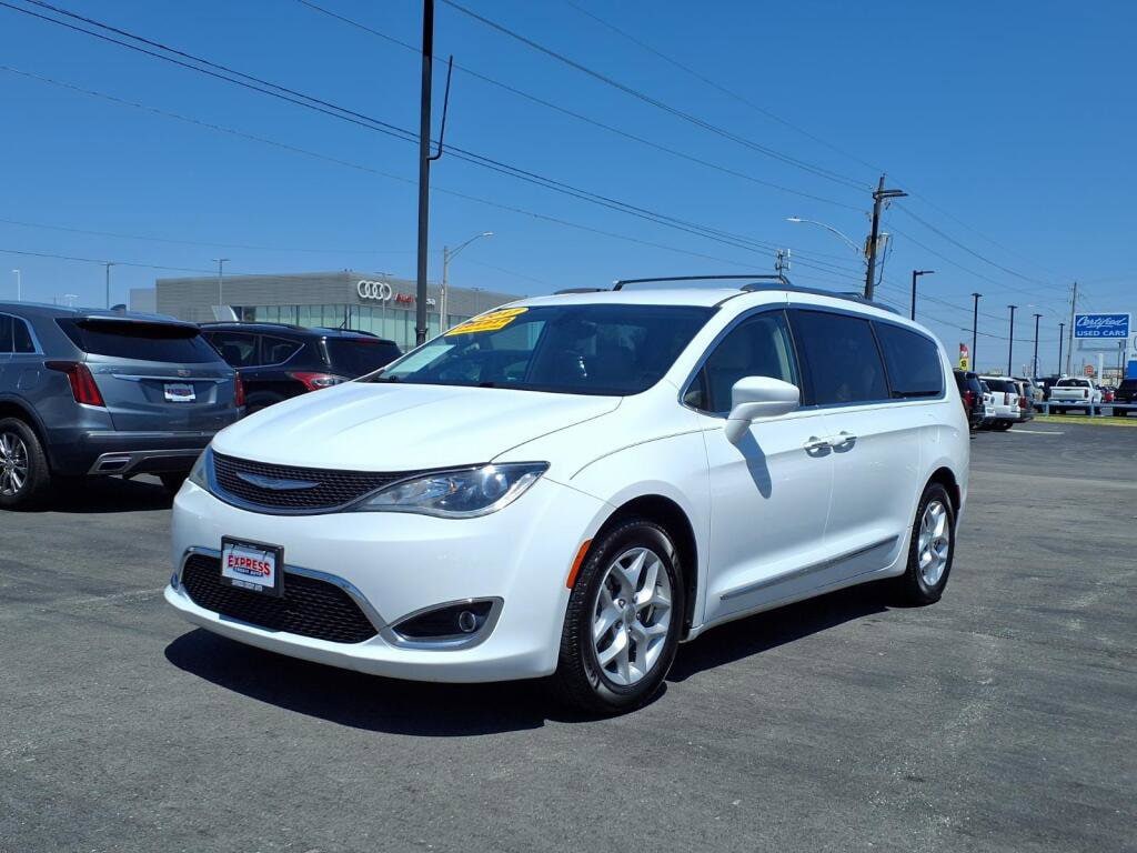2017 Chrysler Pacifica Touring-L Plus's photo