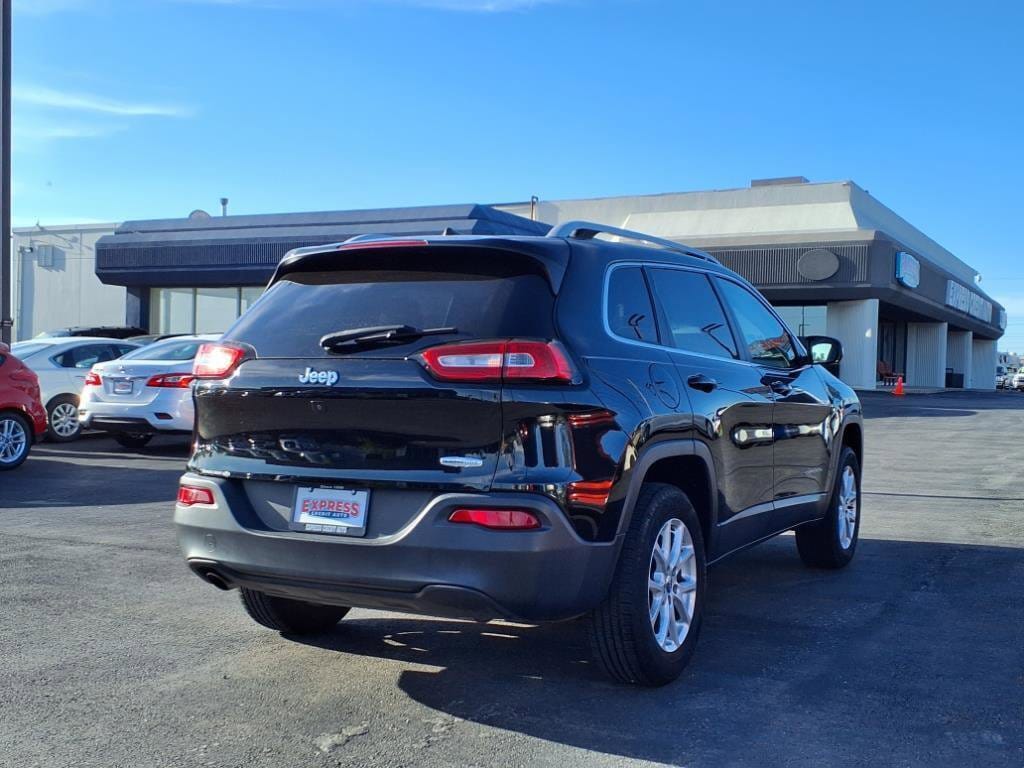 Used 2017 Jeep Cherokee Latitude FWD SUV