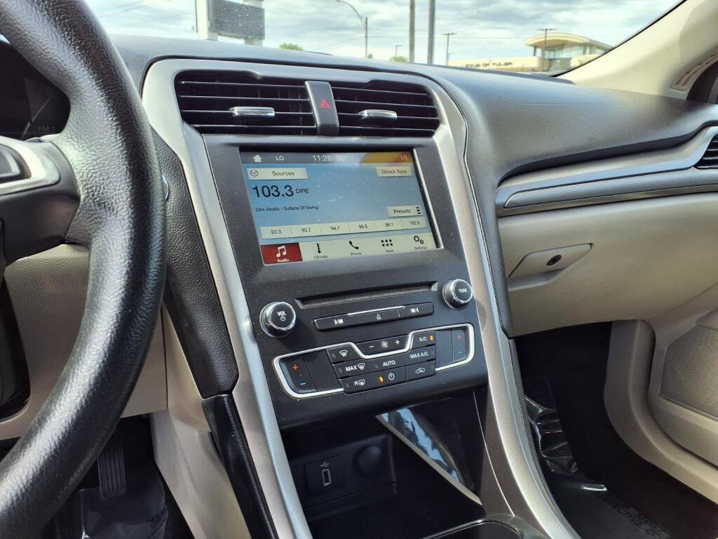 2017 Ford Fusion SE - Photo 4