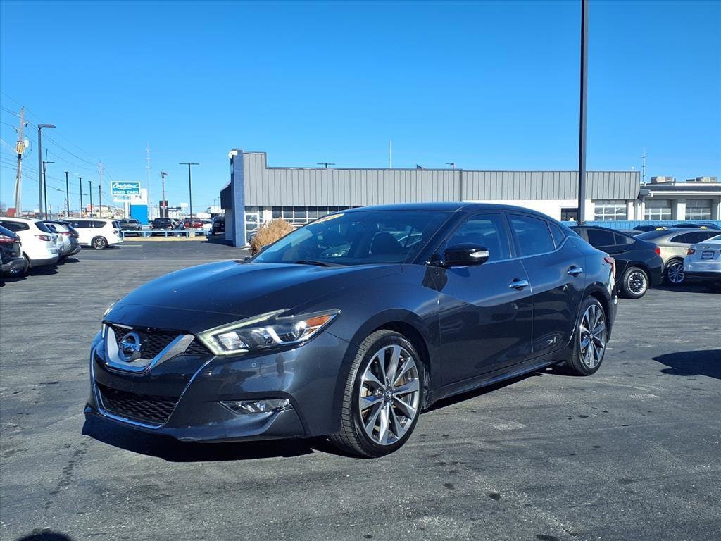 2017 Nissan Maxima SR's photo