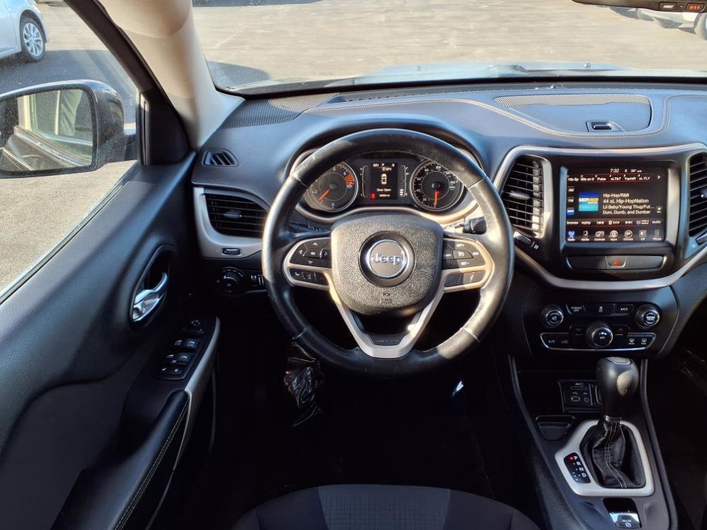 Used 2017 Jeep Cherokee Latitude FWD SUV