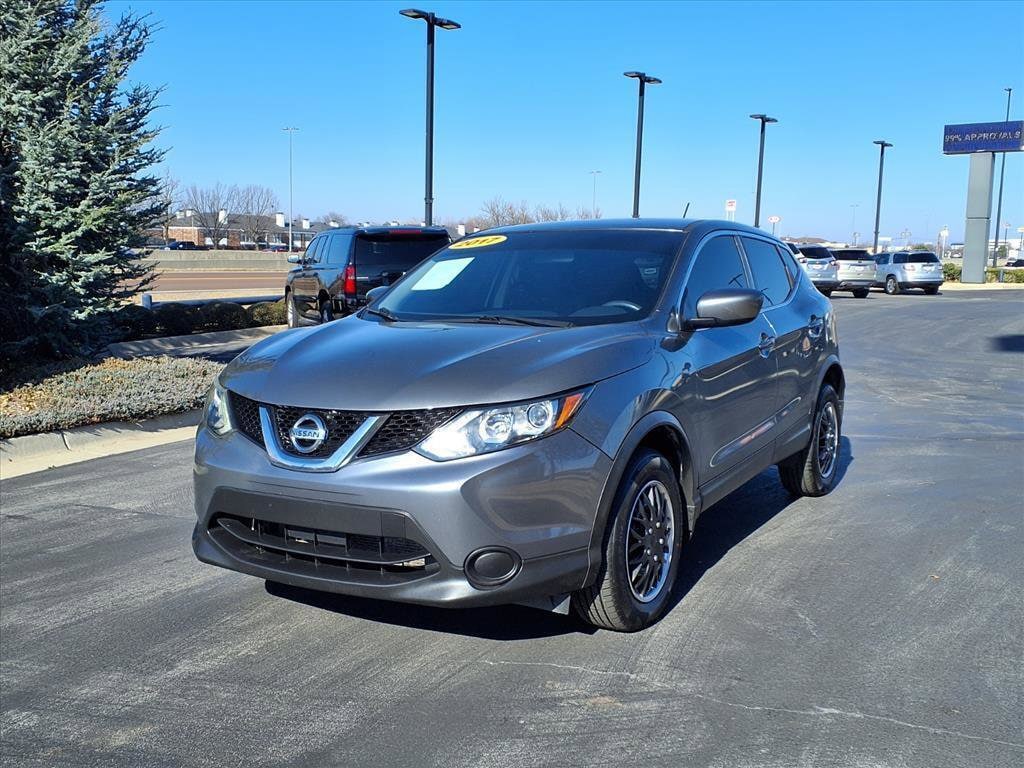 2017 Nissan Rogue Sport S's photo