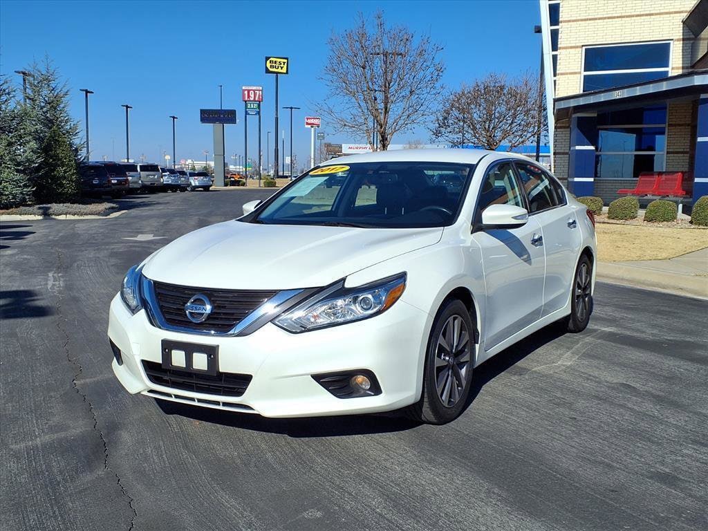 2017 Nissan Altima SL's photo