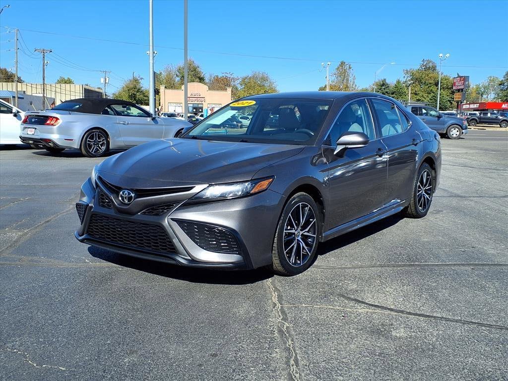2021 Toyota Camry SE's photo