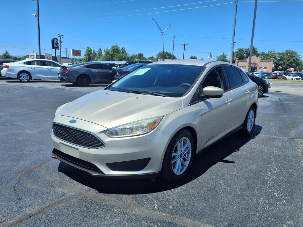 2018 Ford Focus Sedan SE's photo