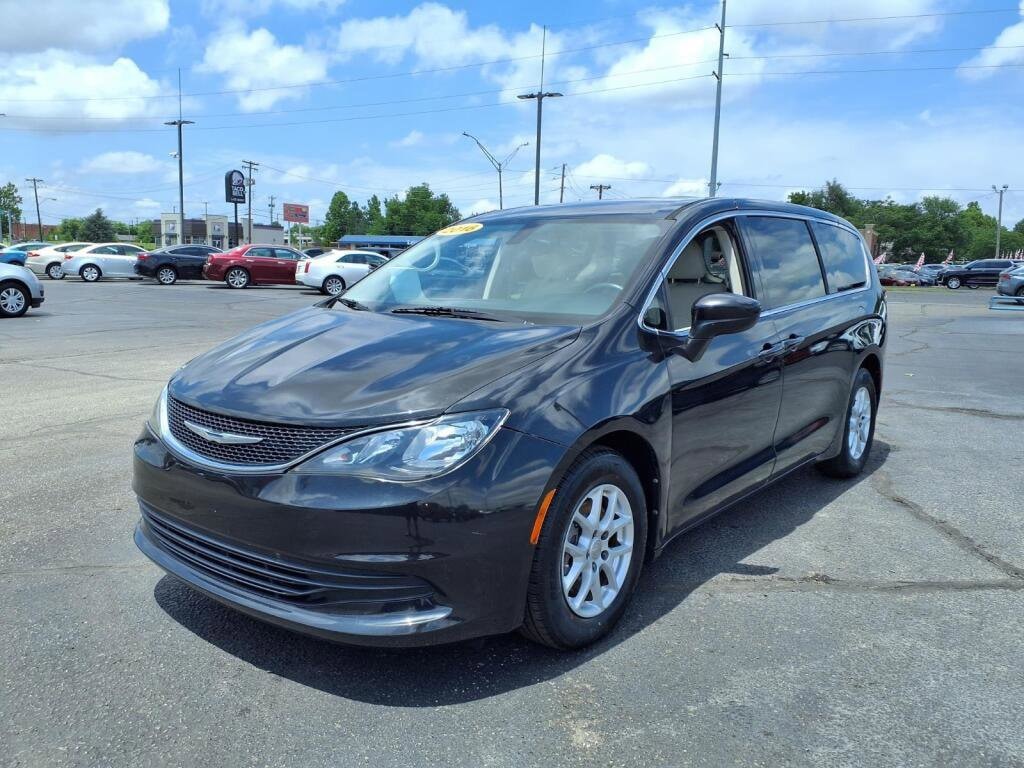 2017 Chrysler Pacifica LX's photo