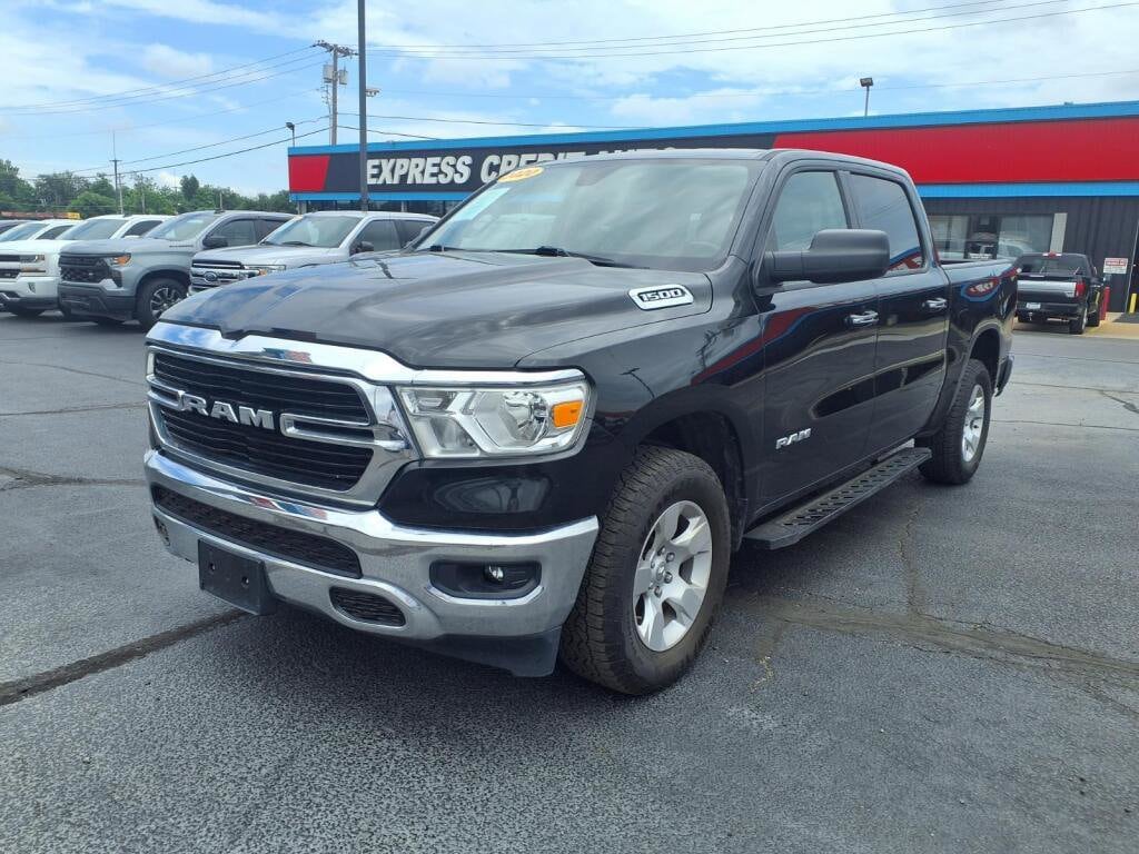 2020 RAM 1500 Big Horn/Lone Star 4x4 Crew Cab 5'7's photo