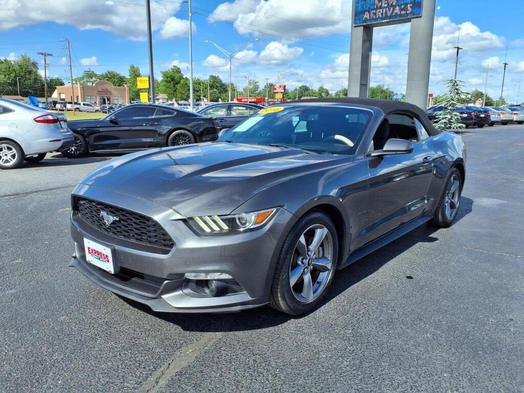 2016 Ford Mustang V6 Convertible's photo