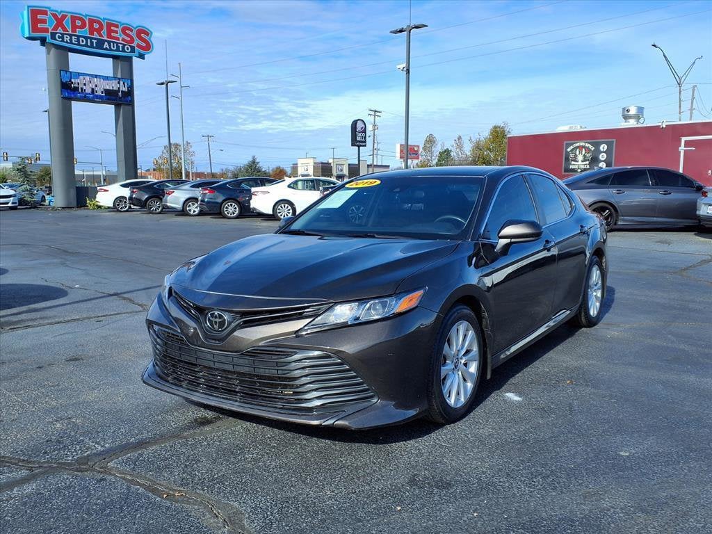 2019 Toyota Camry LE's photo