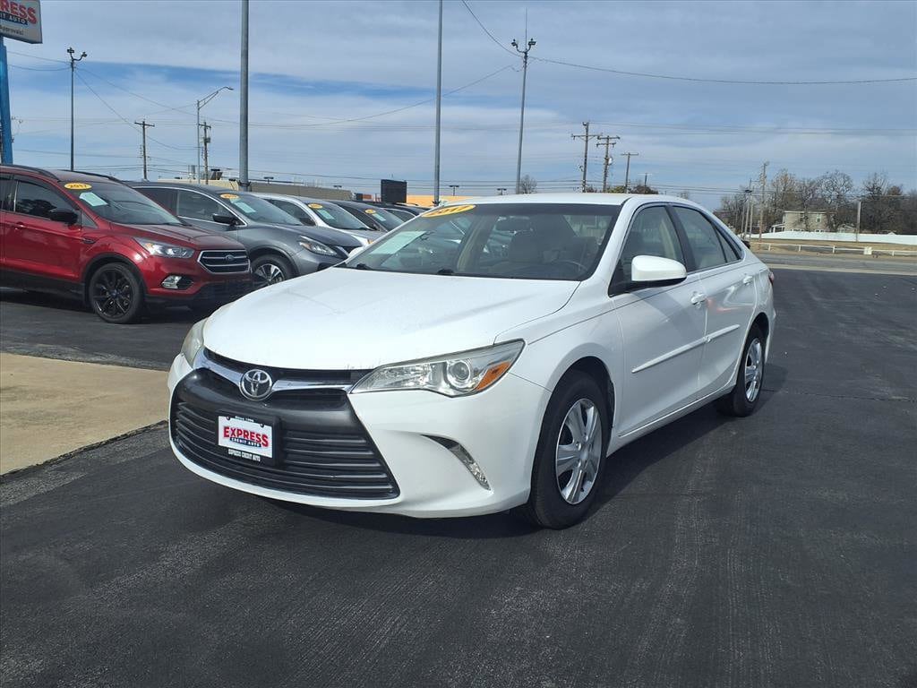 2017 Toyota Camry LE's photo