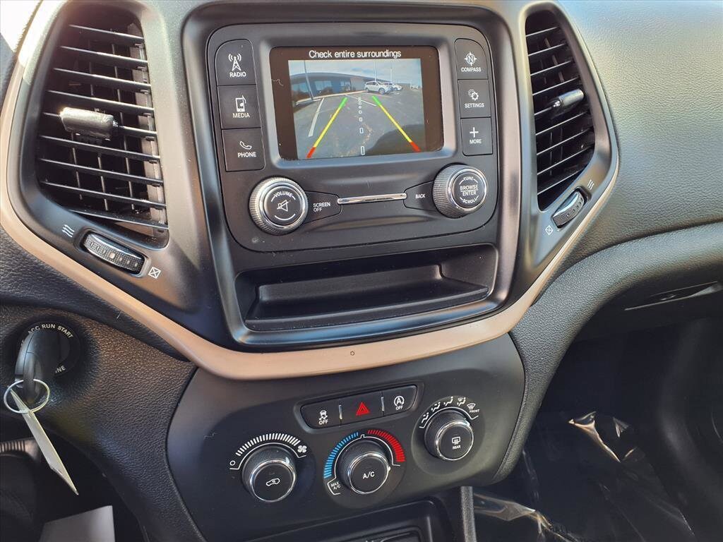 Used 2018 Jeep Cherokee Latitude FWD SUV