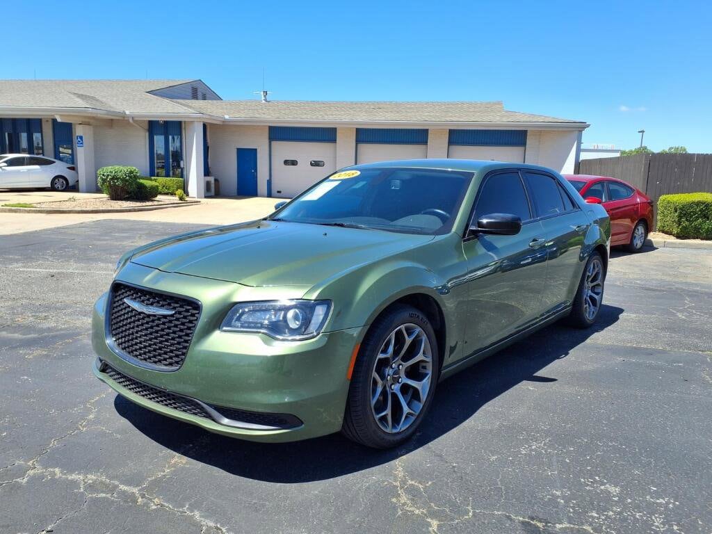 2018 Chrysler 300 Touring's photo