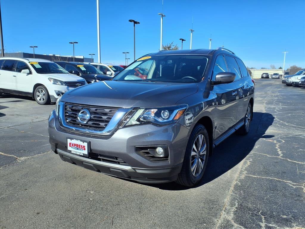 2018 Nissan Pathfinder SV's photo