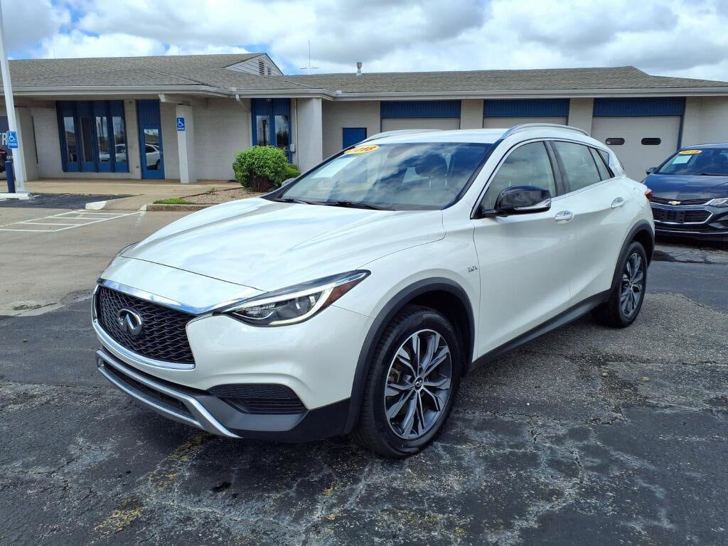 2018 INFINITI QX30 Luxury AWD's photo