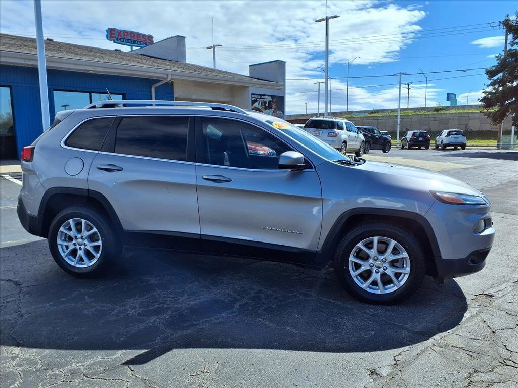 Used 2018 Jeep Cherokee Latitude FWD SUV