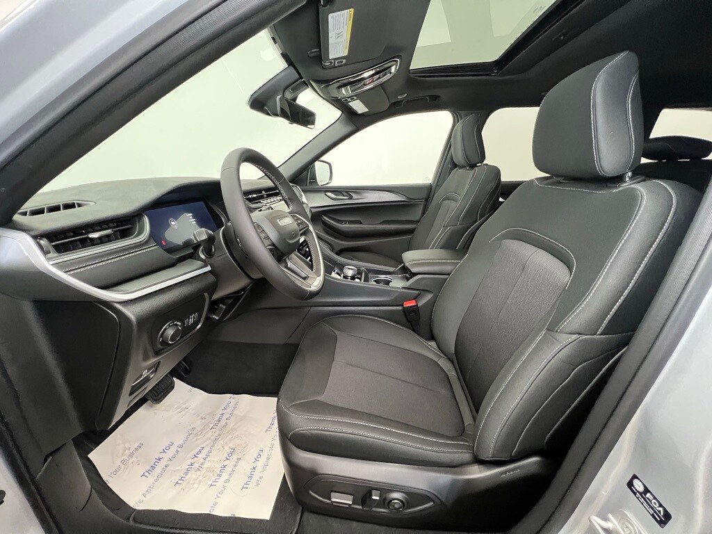 2025 Jeep Grand Cherokee Laredo photo 3