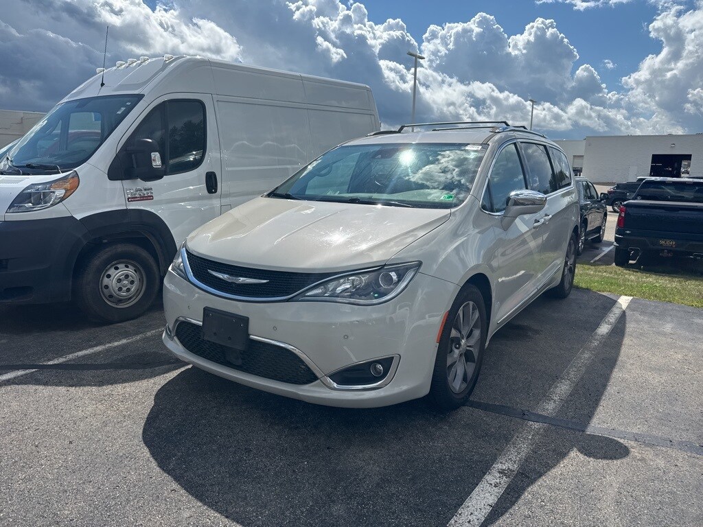 2017 Chrysler Pacifica Limited photo 2