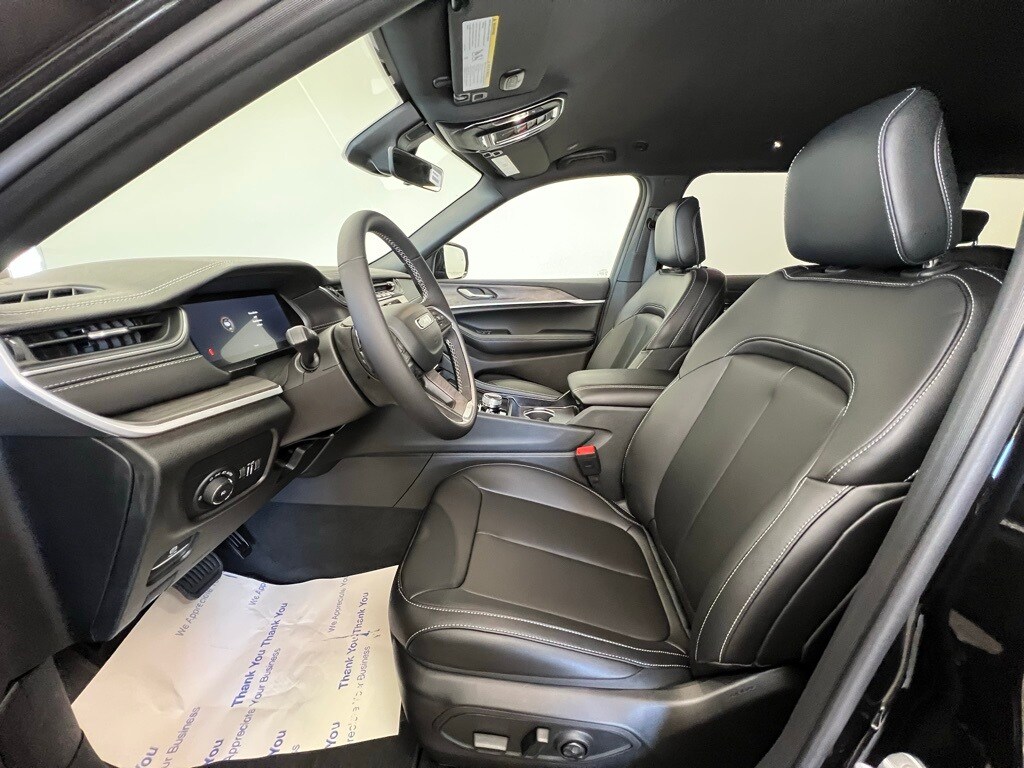 2025 Jeep Grand Cherokee Limited photo 3