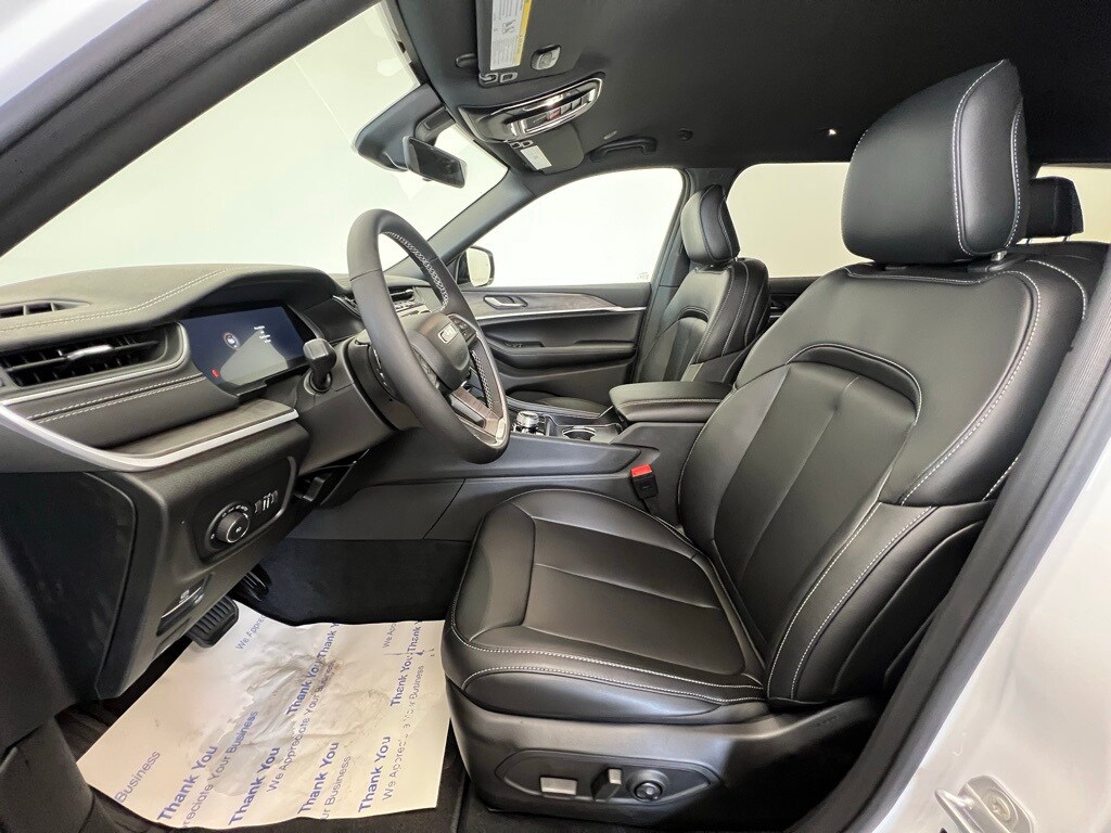 2025 Jeep Grand Cherokee Limited photo 3