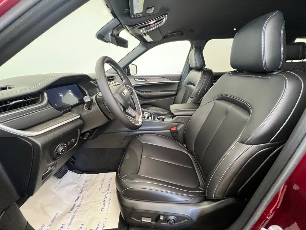 2025 Jeep Grand Cherokee Limited photo 3