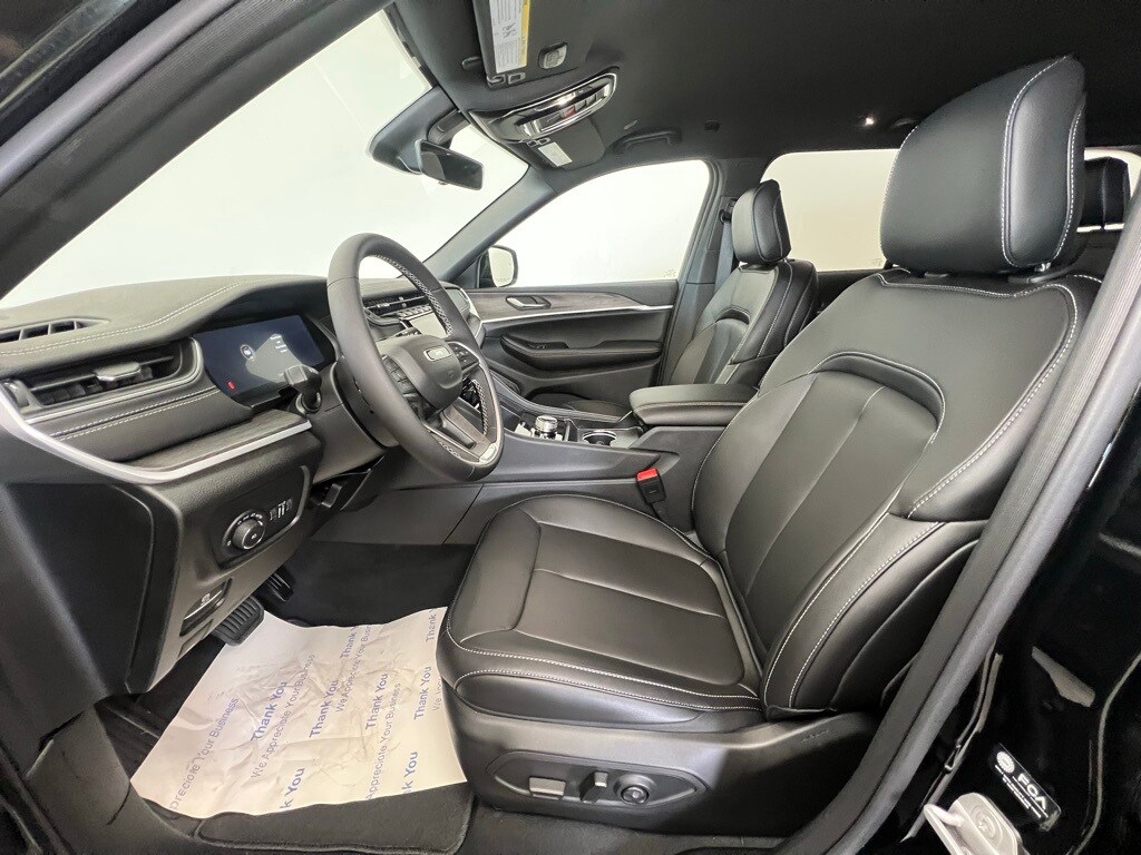 2025 Jeep Grand Cherokee Limited photo 2