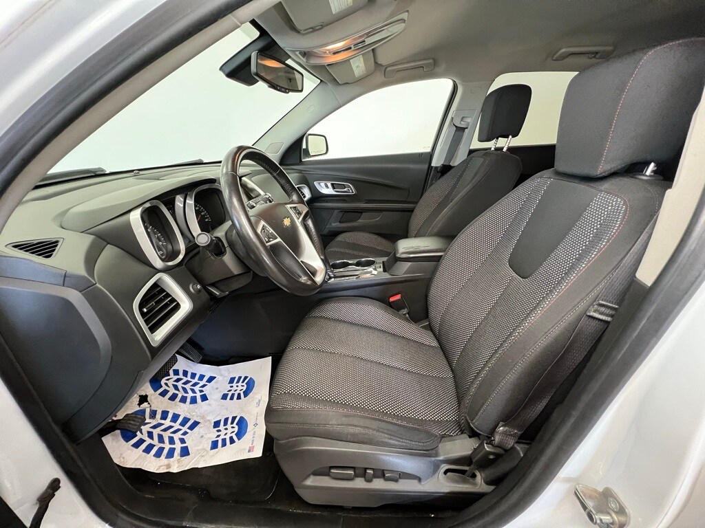 2017 Chevrolet Equinox LT photo 2