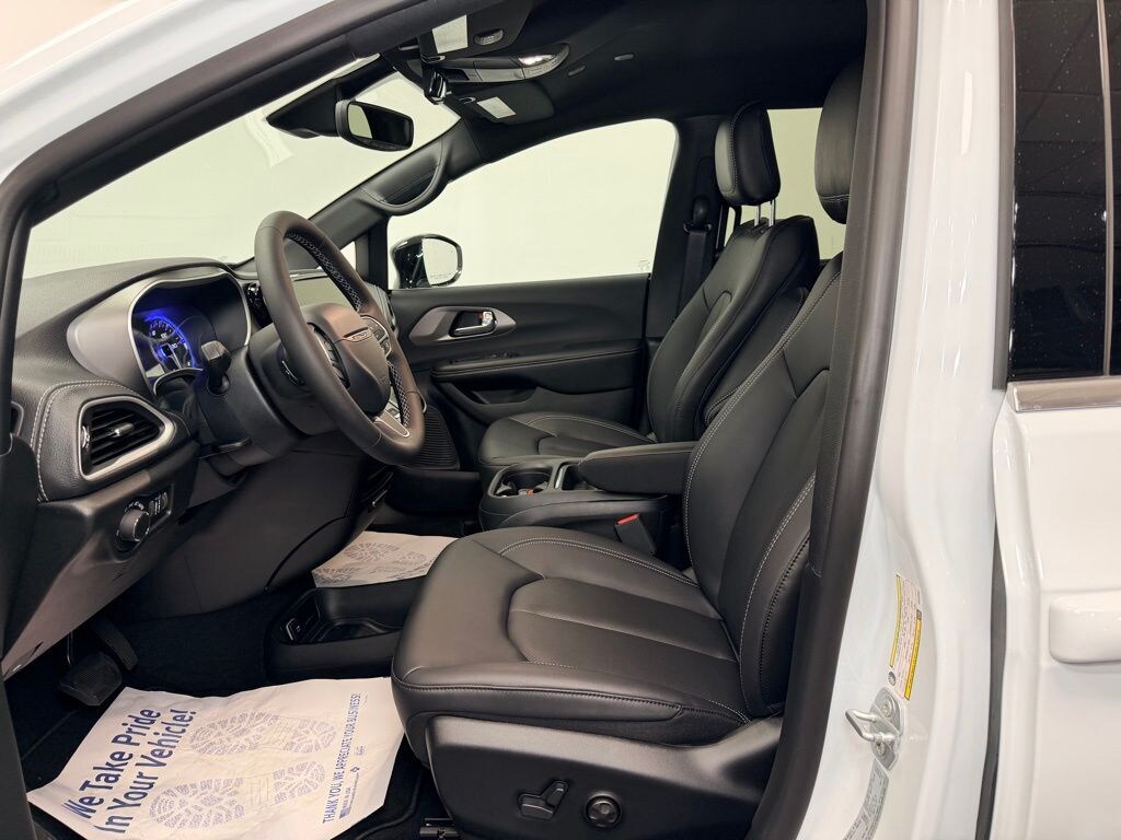 New 2027 Chrysler Pacifica SELECT AWD Passenger Van