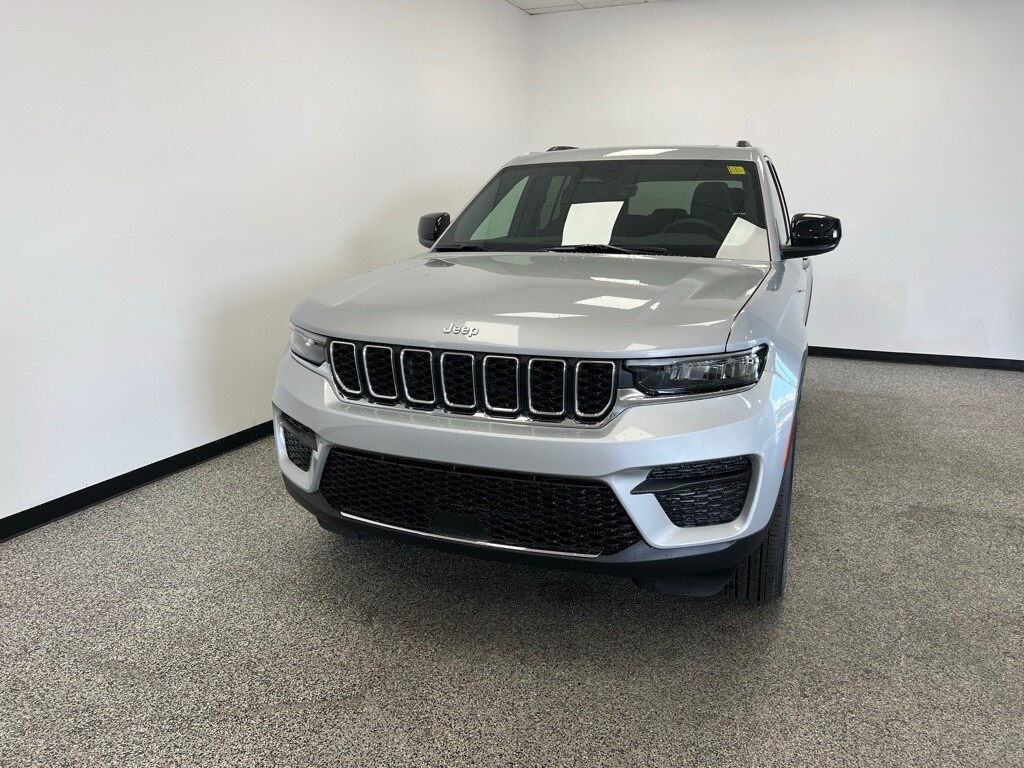 2025 Jeep Grand Cherokee Laredo photo 2