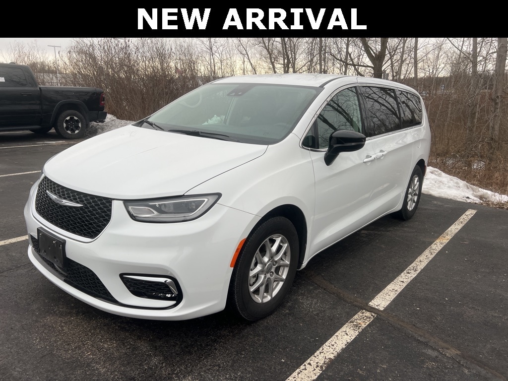 2024 Chrysler Pacifica Touring L's photo