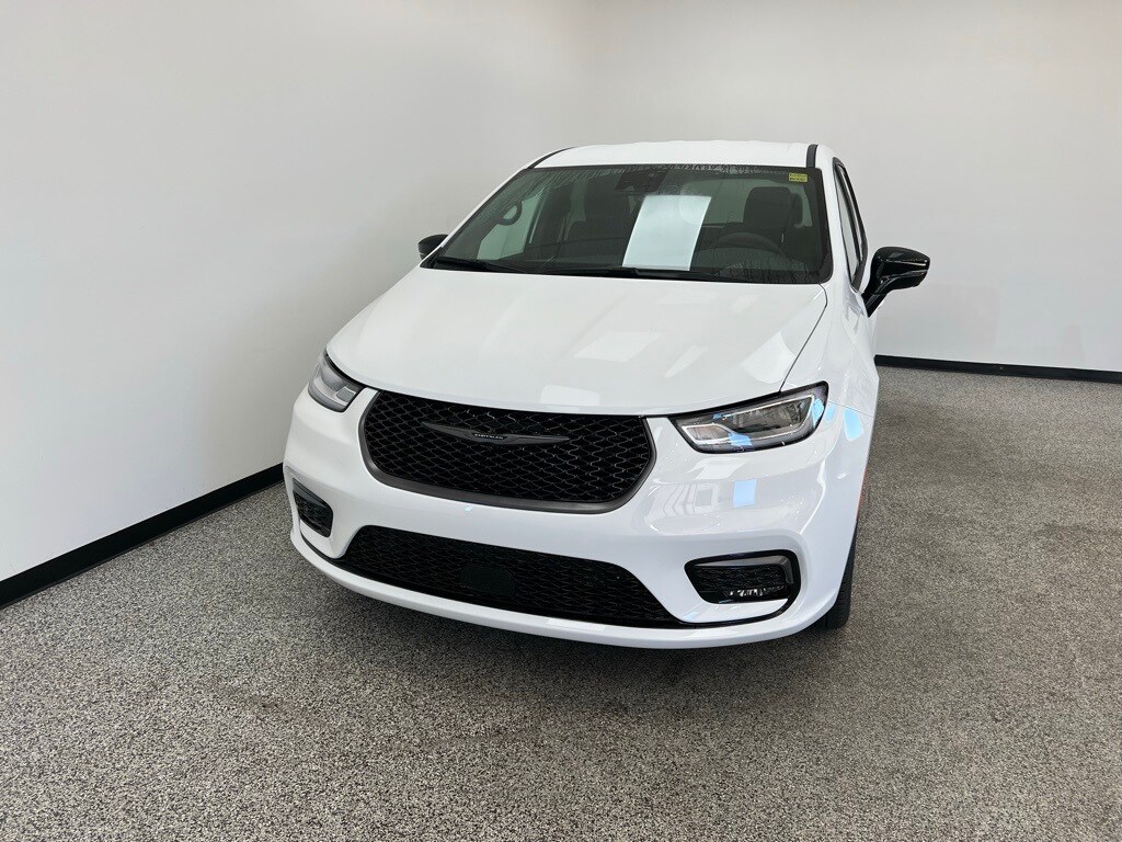 2026 Chrysler Pacifica photo 2