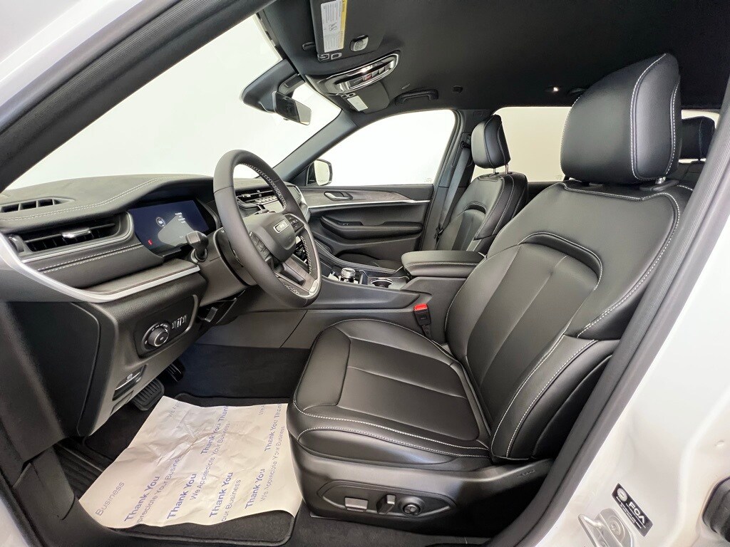 2025 Jeep Grand Cherokee Limited photo 3