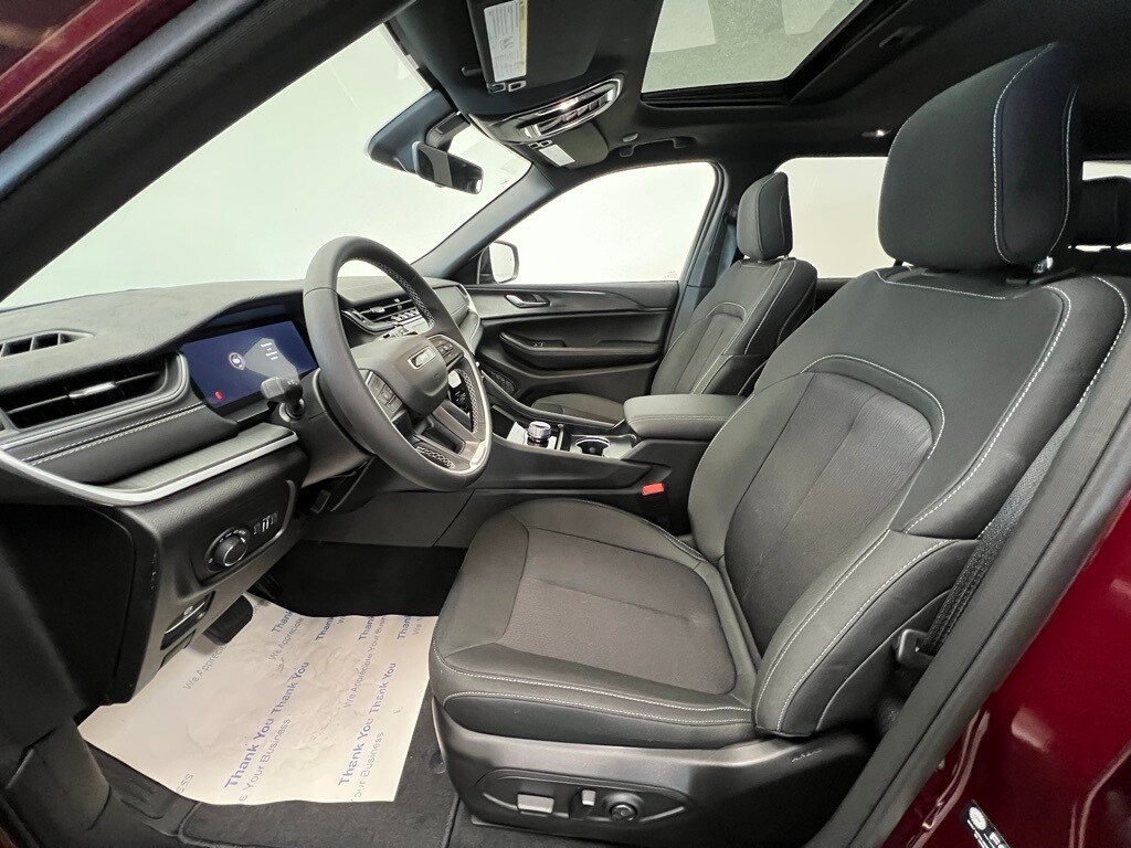 2025 Jeep Grand Cherokee Laredo photo 2