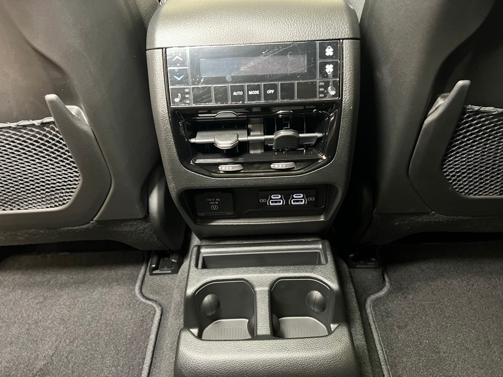 2025 Jeep Grand Cherokee Limited photo 3