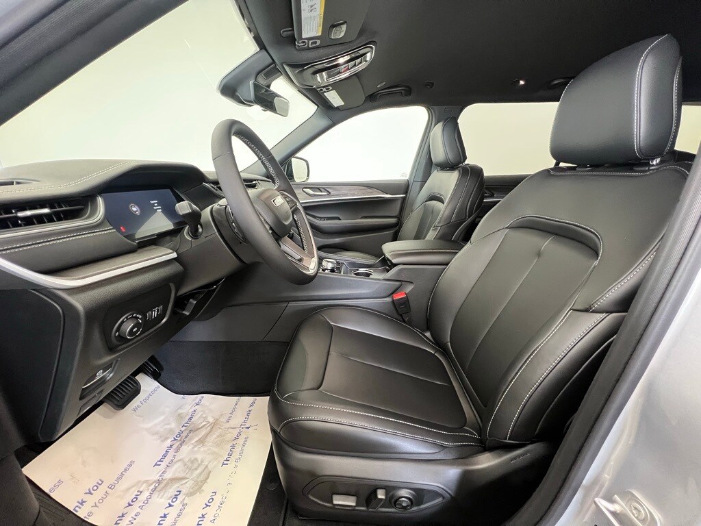 2025 Jeep Grand Cherokee Limited photo 3