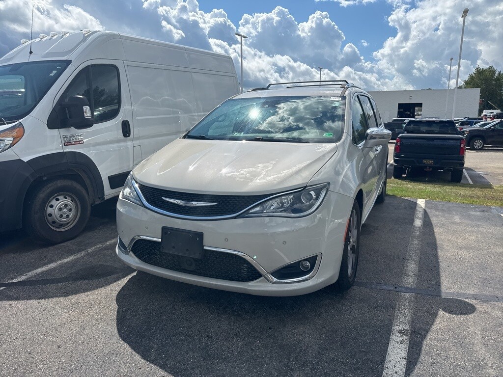 2017 Chrysler Pacifica Limited photo 3