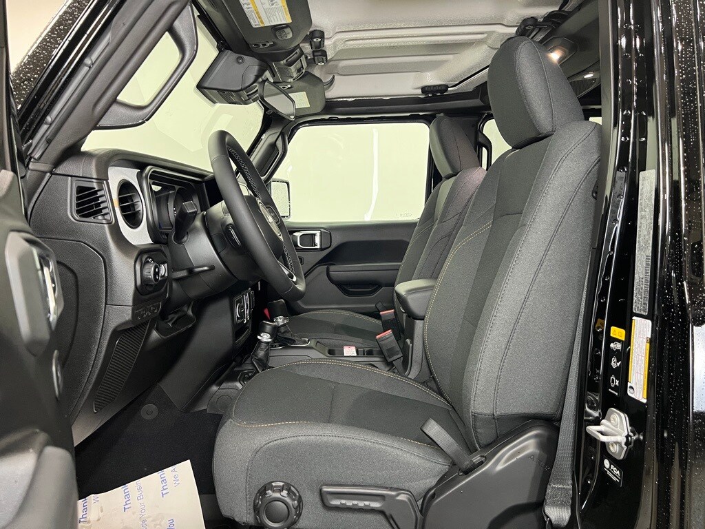 2025 Jeep Gladiator Sport S photo 2